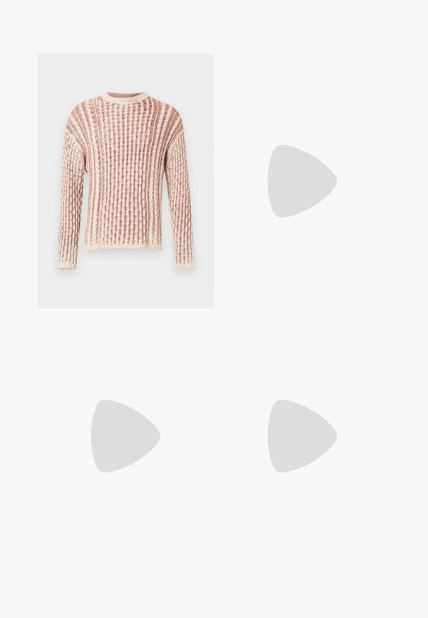 Pull texturé dans des tons doux de rose et de crème, présentant un motif côtelé, un col rond et des manches longues.; T-shirt en coton gris avec un col rond et des manches courtes. Présente un petit logo rouge « DIESEL » sur la poitrine. Texture lisse.; Jean en denim bleu à jambe droite avec lavage délavé, fermeture avant par bouton et fermeture éclair, et design à cinq poches.; Baskets en toile avec un dessus blanc, des accents en caoutchouc rouge et un design texturé. Elles présentent une tête arrondie et cinq œillets pour les lacets.