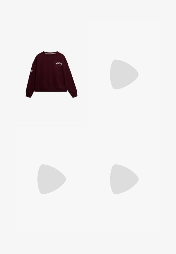 Bordeaux sweatshirts med rund halsudskæring, sænkede skuldre og ribbede manchetter. Har "NEW YORK" og "Squady" broderet i hvidt.; Hvid kortærmet V-hals t-shirt lavet af ribbet stof. Har et rent design med en lige kant og minimal detaljer.; Bredde jeans lavet af lyseblå denim med falmning, der har et fem-lomme design, knaplukning og minimale syninger.; Mørkebrun ruskindsneaker med pink detaljer, der har tre pink striber, en tekstureret sål og en logo på siden. Klassisk lavprofil-design.