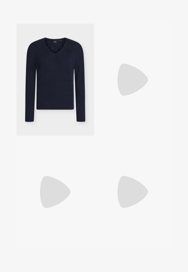 Pull en maille bleu marine à col en V et manches longues avec texture côtelée, fabriqué à partir de fil italien, étiqueté BOSS à l’intérieur du col.; Jupe gris foncé avec une ceinture froncée et un tissu lisse en ligne A en dessous, présentée sur un fond blanc.; Escarpin à bout pointu en cuir noir avec un talon fin de hauteur moyenne sur un fond gris clair uni.; Sac à épaule en cuir noir avec anse tressée, détail de fermeture éclair dorée et petit logo "HUGO" doré au centre à l'avant.