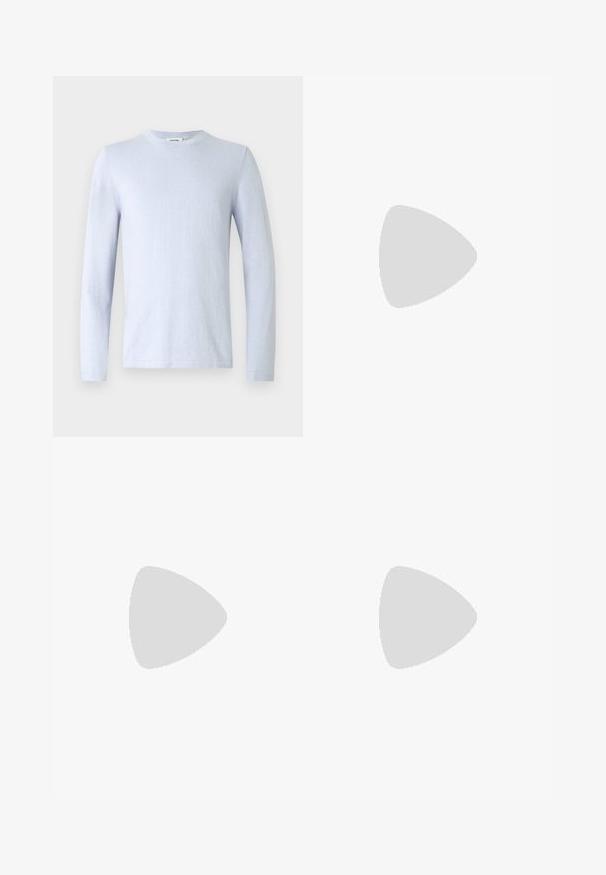 T-shirt à manches longues bleu clair en tissu lisse, avec un col rond et des coutures minimales, présentant un design simple sans motifs ni accents.; Chemise à manches longues bleu clair avec des rayures verticales blanches, col boutonné et intérieur de col bleu marine contrastant. Tissu en coton doux.; Jean bleu taille haute à jambes droites avec des détails délavés, poches avant, fermeture par bouton et passants de ceinture sur fond blanc.; Mocassin penny en cuir et daim marron foncé avec semelle épaisse en caoutchouc noir, profil latéral sur fond blanc.
