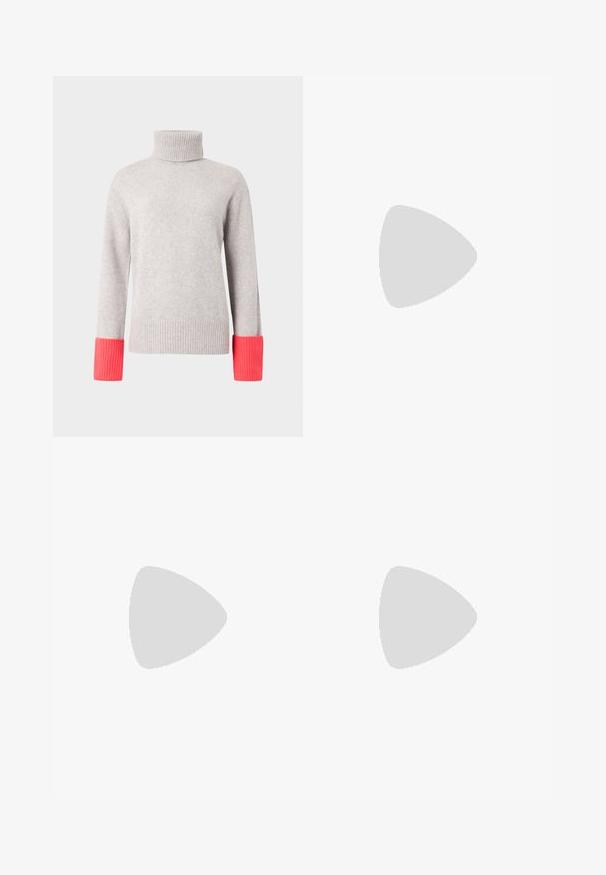Pull à col roulé gris en matériau doux, avec des poignets côtelés de couleur rose vif. Design simple avec manches longues et coupe décontractée.; Blouse bleu clair à manches longues avec des rayures blanches verticales, devant boutonné et grand nœud noué au col.; Jean large taille haute en denim foncé et noir avec poches avant, bouton et passants de ceinture sur fond blanc.; Chaussure plate noire à bout pointu, bride arrière avec boucle dorée et petit talon, posée sur un tapis beige près d'une table ronde marron.