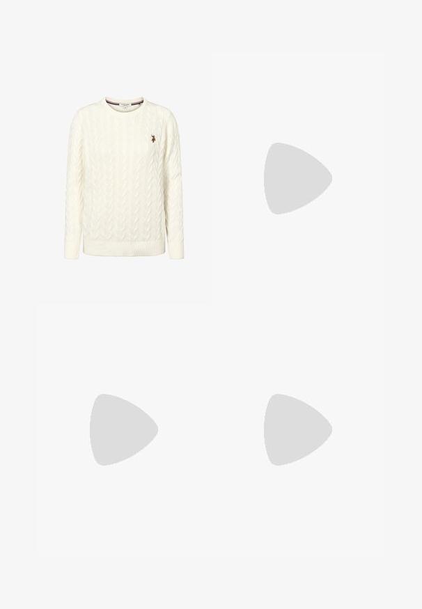 Pull blanc à manches longues en maille torsadée avec col rond et petit logo brodé de l'U.S. Polo Assn. sur la poitrine gauche.; Chemise blanche à manches longues avec boutons, col et petit logo bleu d’un joueur de polo sur la poitrine gauche.; Jupe plissée marine avec une taille texturée, en tissu lisse, présentant des plis verticaux régulièrement espacés et un design mi-mollet.; Mocassin en cuir marron foncé avec détail à franges et boucle dorée sur semelle noire, vu de côté sur un fond neutre.