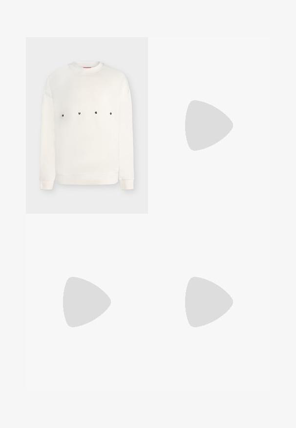 Sweat-shirt blanc à manches longues avec col rond, imprimé "HUGO" en lettres noires espacées sur la poitrine.; T-shirt blanc à manches courtes avec col rond, petit motif rouge de rose et texte "HUGO" sur la poitrine gauche.; Pantalon noir fuselé avec une taille élastique et un cordon, présentant une subtile texture côtelée verticale.; Chaussure plateforme noire en cuir à enfiler, avec une semelle épaisse et un petit logo doré "HUGO" près du talon sur un fond clair uni.
