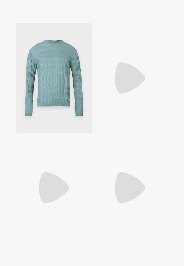 Lyseblå sweater lavet af blødt stof med et struktureret bølgemønster, lange ærmer og rund hals. Ingen bemærkelsesværdige hardware eller detaljer.; Lyseblå denimjeans med lige ben, der har en falmet tekstur, fem lommer og lukning med knap og lynlås.; Hvide lavt-op sneakers med en tekstureret læderoverdel, cremefarvet ribbet sål og en tan hælaccent. Har hvide snørebånd og logo-detalje på hælen.; Sort nylon crossbody-taske med sølvfarvet hardware, en lynlås i toppen, frontlomme og præget logo. Justerbar rem inkluderet.