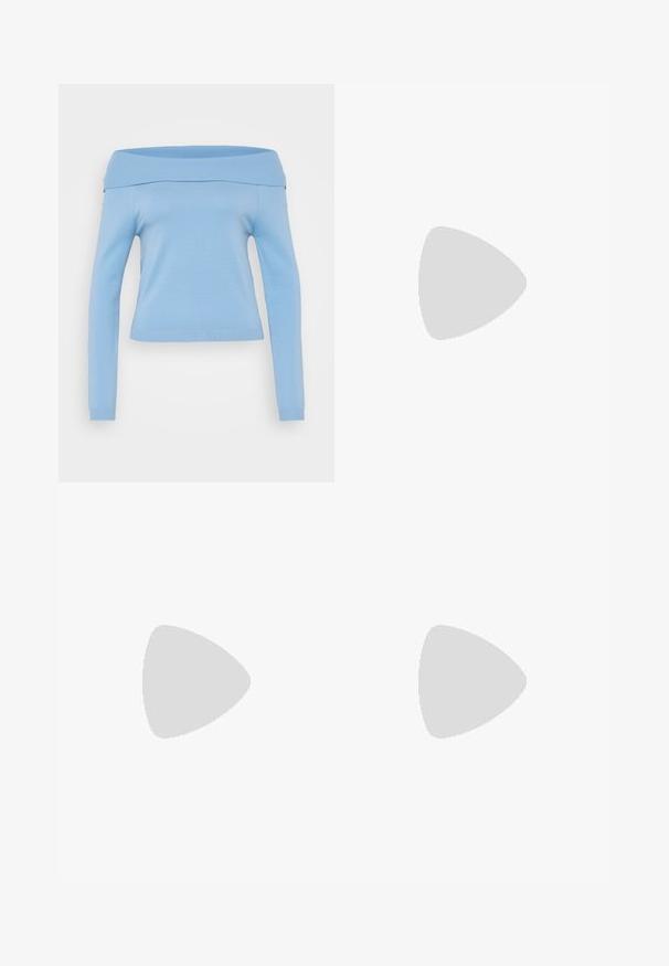 Haut à manches longues bleu clair, décolleté bardot, avec un col et des poignets côtelés, au design ajusté, en tissu léger et lisse.; Pantalons évasés noirs avec une texture brillante semblable au cuir, présentant des poches avant, une fermeture à bouton et des fentes sur les côtés à l'ourlet.; Escarpin noir à bout pointu avec fines brides de cheville et fermeture à boucle argentée sur fond clair uni.; Sac à main en cuir noir de forme arrondie, décoré de clous argentés et équipé d'une poignée courte. Texture lisse et fermeture éclair.