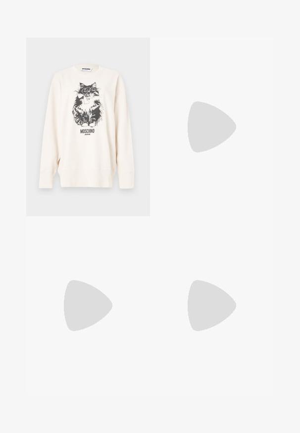 Sweatshirt blanc Moschino présentant un chat noir et blanc portant des lunettes et un nœud papillon, avec le texte "Moschino Jeans" en dessous.; T-shirt blanc avec un graphisme noir représentant un chat duveteux portant des lunettes rondes et un nœud papillon, avec le texte "MOSCHINO JEANS" en-dessous.; Pantalon noir évasé avec un motif coloré de citrons et de petites fleurs dispersé sur tout le tissu.; Sandale à talon haut noire avec une bride étroite à la cheville, bout carré, cuir lisse et accent de boucle métallique.