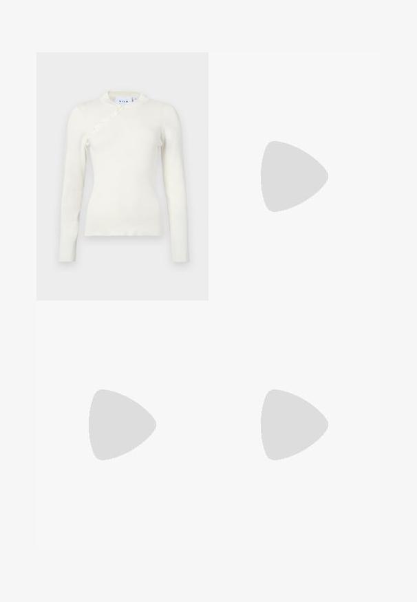 Pull long à manches longues blanc avec un col montant, présentant une texture côtelée et des boutons décoratifs le long de la couture latérale.; Pantalons larges noirs avec un devant plat, des poches latérales et deux boutons à la taille. Tissu lisse avec un éclat subtil.; Escarpin femme en cuir noir à petit talon, bout pointu et petit talon kitten sur fond clair uni.; Sac à bandoulière en cuir noir avec un rabat incurvé fermé par un fermoir métallique rond et une sangle fine et ajustable.