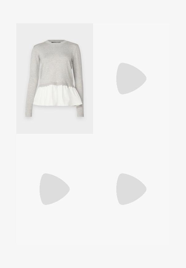 Haut à manches longues gris avec un haut en tricot texturé et un bas en peplum blanc superposé et doux. Encolure et poignets côtelés.; Jeans droit en denim gris avec une finition délavée, design à cinq poches et fermeture à bouton. Présente une couture classique le long des coutures.; Chaussure plate en cuir noir avec un orteil pointu, présentant une sangle à boucle métallique sur le cou-de-pied et une semelle basse et flexible.; Petit sac à main noir brillant avec deux longues anses et des détails à cordon sur les côtés sur un fond clair uni.