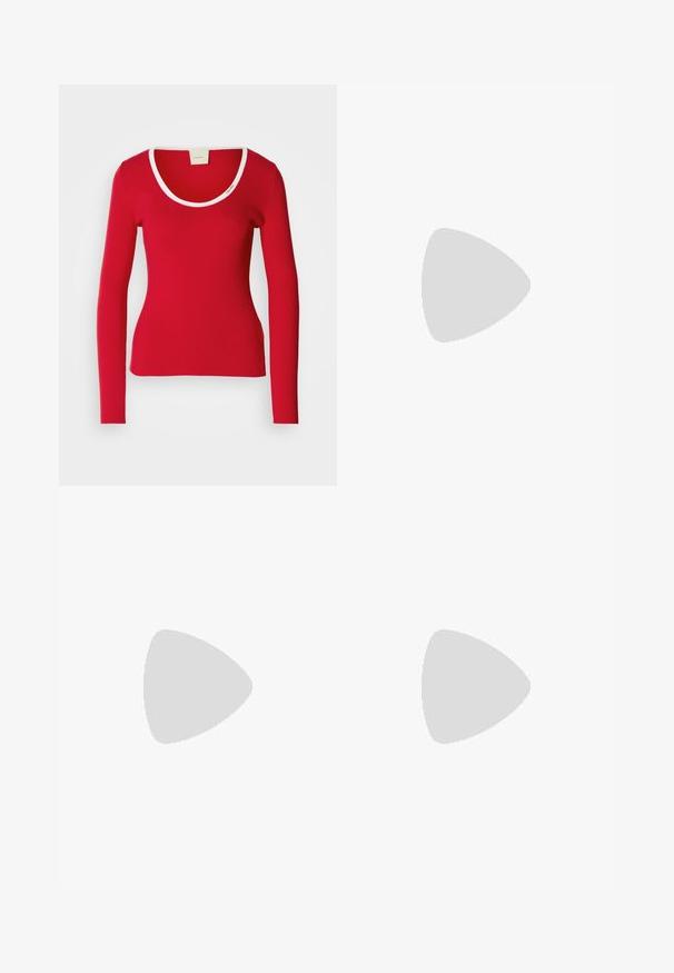 Tee-shirt rouge à manches longues en tissu côtelé avec un décolleté arrondi, présentant une bordure blanche autour du col. Silouhette ajustée.; Jean droit taille haute bleu avec bouton et fermeture éclair à l'avant, passants de ceinture et poches, exposé sur un fond blanc uni.; Baskets en toile blanches avec une semelle blanche épaisse, présentant un accent argent métallique au niveau du talon et un subtil logo sur le côté.; Boucles d'oreilles sculpturales en argent avec des formes douces et courbes et des surfaces réfléchissantes. Présentent un design de boucle fermée et une forme organique distincte.