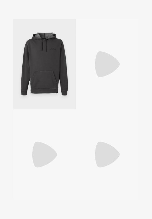 Donkergrijze hoodie met een fleece-voering aan de binnenkant, een voorzak in kangoeroestijl, ribgebreide manchetten en zoom, en een subtiel logo op de borst.; Zwart katoenen T-shirt met een afbeelding van wolken, een roze- en blauwe lucht, en vetgele tekst met de woorden "FLY ABOVE" en "THERE IS NO LIMIT."; Zwarte katoenen broek met rechte pijpen, knoopsluiting, riemlussen en zijzakken. Gladde textuur zonder zichtbare patronen of merklabels.; Zwarte atletische sneaker met zichtbare luchtgeveerde tussenzool die boven een roze stenen oppervlak zweeft met een grijze stenen muur op de achtergrond.