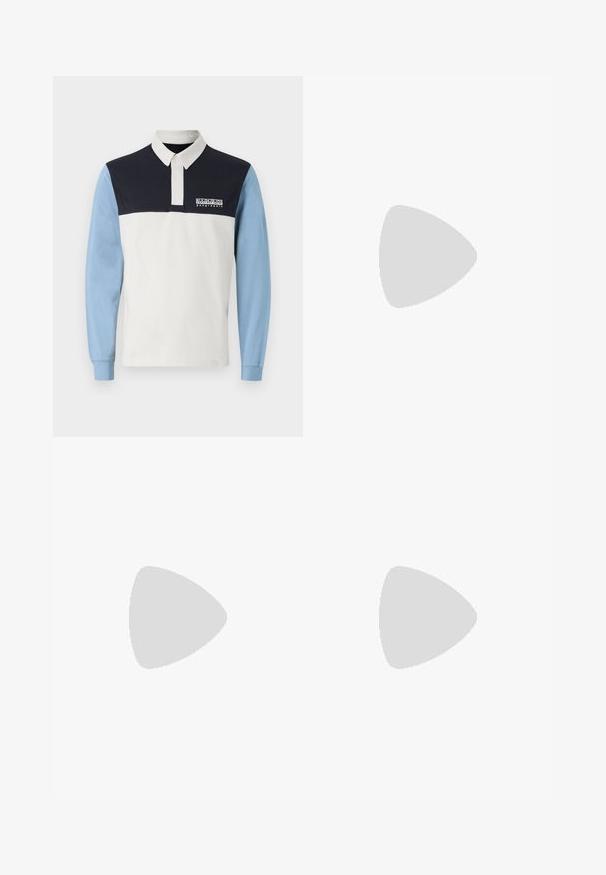 Camisa polo de manga larga con un cuerpo blanco, hombros azul marino y mangas azul claro. Incluye un cuello y un logo en el pecho.; Jeans de pierna ancha hechos de mezclilla oscura con costuras naranjas, con cinco bolsillos, cierre frontal de botones y una silueta recta.; Zapatilla beige con acabado texturizado, rayas azul marino y suela de goma. Presenta una lengüeta acolchada y un sistema de cordones tradicional para un ajuste seguro.; Pouch de tela negra con dos bolsillos frontales con cremallera, texto bordado, forma rectangular, textura duradera y diseño discreto.