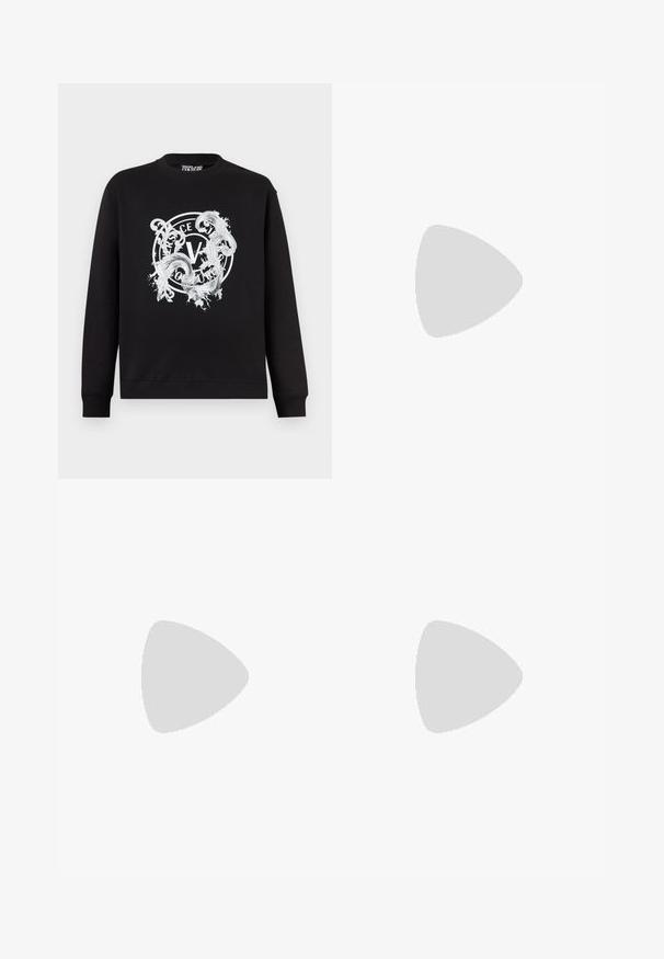 Sweat-shirt noir à col rond avec logo circulaire orné blanc Versace Jeans Couture centré sur le devant.; T-shirt noir à manches courtes et col rond, avec un design superposé de textes « THE KOOPLES ? » et « WHY ? » en blanc et gris sur la poitrine.; Jean en denim délavé foncé, taille haute, jambes droites, avec des motifs floraux brodés colorés sur le devant des cuisses.; Mocassins en cuir noir avec un embout rond, présentant des accents en métal doré et des détails de couture, montés sur une semelle en caoutchouc texturé et basse.