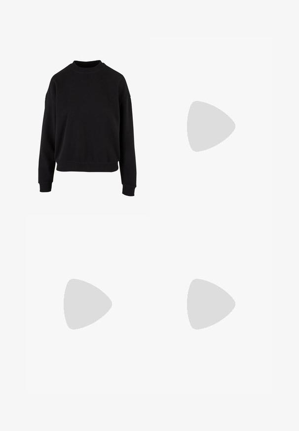 Sweatshirt noir, fabriqué en coton doux, avec un col rond, des épaules tombantes et des poignets côtelés, offrant une coupe décontractée.; Jean bleu foncé délavé à coupe droite avec bouton à l'avant, passants pour ceinture et design cinq poches, posé à plat sur fond blanc.; Jambes portant des leggings côtelés foncés associés à des ballerines noires avec de petits détails en nœud sur fond blanc.; Petit sac à main noir brillant avec deux longues anses et des détails à cordon sur les côtés sur un fond clair uni.