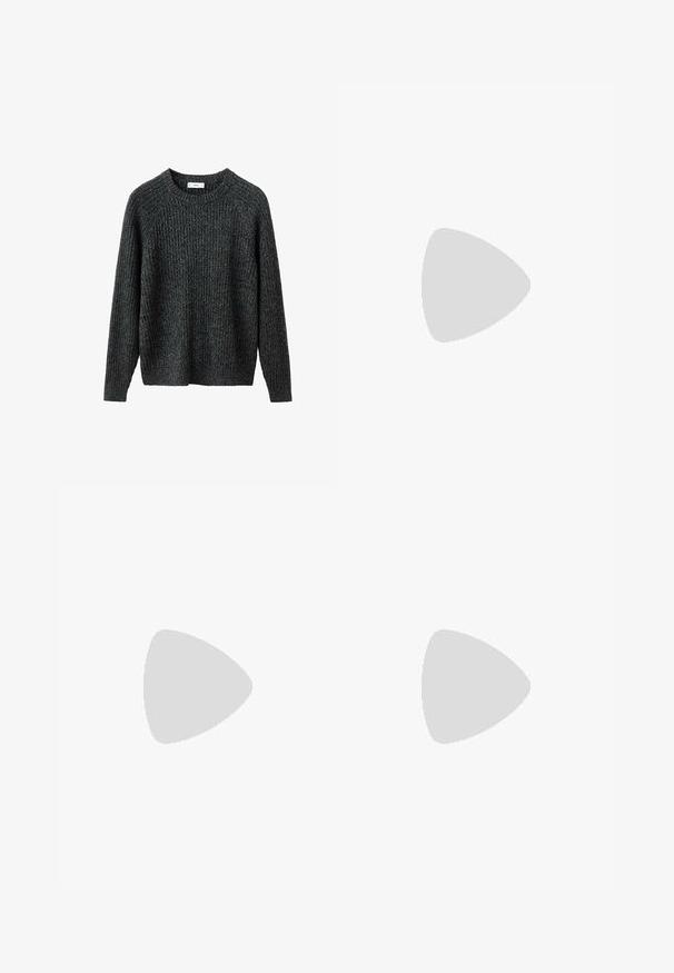 Pull gris foncé côtelé avec manches longues, col rond et coupe décontractée. Fabriqué en tissu texturé. Aucun accessoire visible ni motif.; Jean en denim bleu à jambes larges avec fermeture avant par boutons et zipper, passants pour ceinture et poches latérales, présentant un léger délavage au niveau des cuisses.; Mocassin en cuir noir avec une semelle en caoutchouc épaisse et un détail classique de bride à monnaie, vu de côté extérieur.; Ceinture en cuir noir avec une boucle métallique rectangulaire argentée et une seule boucle pour la fixation.