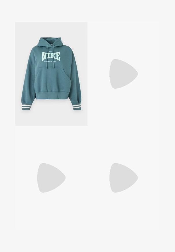 Κουκούλα Nike σε τιρκουάζ με μπροστινή τσέπη, κουκούλα με κορδόνι, λευκό λογότυπο "NIKE ATHLETIC DEPT." και λευκές ρίγες στις μανσέτες των μανικιών.; Λευκό κοντό αθλητικό τοπ με μαύρο περίγραμμα στο λαιμό σε σχήμα V, ελαστική μέση, κοντά φαρδιά μανίκια και μικρό μαύρο λογότυπο Nike στο μπροστινό κέντρο.; Ανοιχτό γκρι φόρμα με ελαστική μέση και μικρό λευκό λογότυπο Nike στο πάνω μέρος του μηρού, εμφανίζεται επίπεδη σε λευκό φόντο.; Γκρίζο σουέτ αθλητικό παπούτσι με καμπυλωτό σχέδιο, διαθέτει κλείσιμο με κορδόνια, μαύρο λογότυπο swoosh και ορατή μονάδα απορρόφησης κραδασμών στη φτέρνα.
