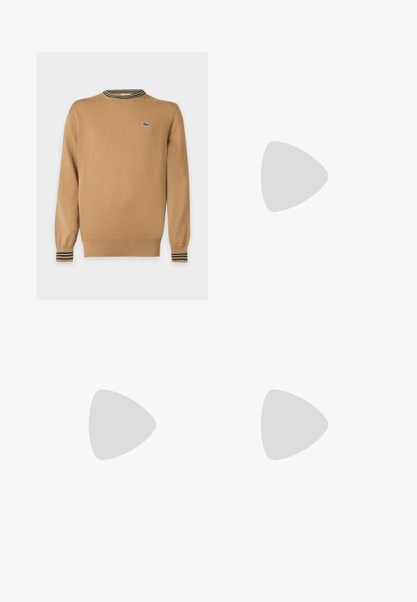 Pull beige à manches longues avec poignets et ourlet côtelés, détail col rayé et petit logo crocodile vert sur la poitrine.; T-shirt blanc à manches courtes avec col rond, avec un discret logo Calvin Klein embossé centré sur la poitrine.; Pantalon droit marron clair avec des plis à l'avant, des passants de ceinture et une fermeture par bouton à la taille, présenté sur un fond uni.; Mocassin en cuir noir flottant au-dessus d'un tapis beige avec des meubles arrondis marron en arrière-plan.