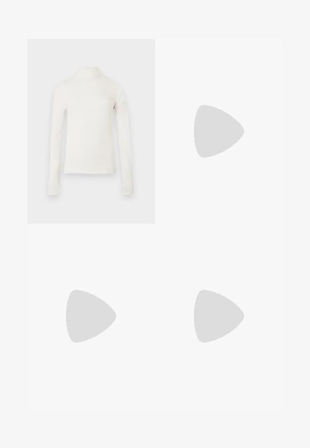 Top à col roulé à manches longues en blanc cassé, confectionné dans un tissu doux. Présente une coupe ajustée et un col montant. Texture lisse sans motifs.; Veste courte bleu marine à manches courtes avec col pointu, fermeture boutonnée à l'avant et deux poches à rabat avec boutons.; Pantalon large bleu marine avec une ceinture élastique et un devant lisse, présenté sur un fond blanc.; Chaussure slingback en cuir verni noir à bout pointu avec bride en T et petit talon bloc incliné sur fond blanc.