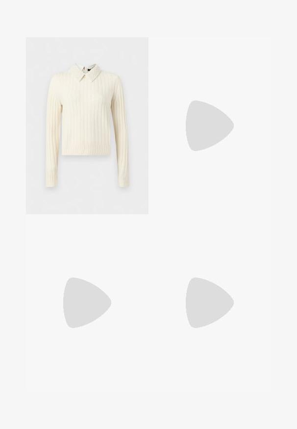 Pull crème côtelé à manches longues avec col pointu texturé orné de perles et ourlet droit.; Jean bleu marine coupe large à taille haute, bouton argenté, poches avant, avec un motif discret de petits points sur tout le tissu.; Chaussures en cuir noir avec détails de brogue, dotées de deux sangles à boucle, d'un bout arrondi et d'un talon bas. Texture lisse avec finition brillante.; Sac à main en daim bleu foncé avec des coutures blanches, une poignée découpée, une bandoulière à motif et de longues franges des deux côtés.