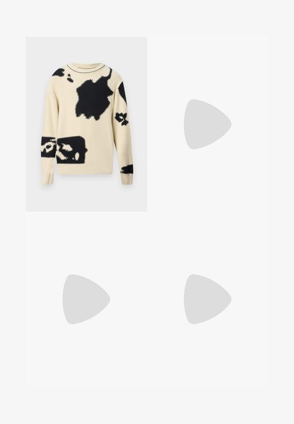 Pull en maille crème à manches longues avec des grandes taches abstraites noires irrégulières dispersées sur le devant et les manches.; Chemise à manches longues, rose clair, boutonnée, avec des rayures verticales blanches et une poche poitrine ornée d'un petit logo vert. Tissu en coton, col classique.; Jean en denim bleu foncé à jambes larges avec poches avant, passants de ceinture, fermeture par boutons et légère décoloration sur les cuisses et les genoux.; Chaussure habillée noire en cuir, à enfiler, avec un petit talon et un logo Calvin Klein discret sur le côté, présentée de profil sur un fond blanc.