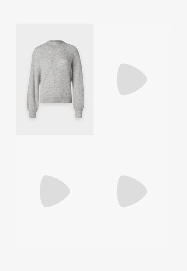 Pull en tricot gris clair fabriqué en tissu doux, avec un col rond et des manches longues légèrement bouffantes avec des ourlets côtelés.; Jupe midi plissée en tissu crème clair avec une taille lisse et des plis verticaux uniformes. Présente un petit accent de marque près de l'ourlet.; Bottine en cuir noir avec bout pointu et petit talon kitten sur fond clair, vue côté extérieur.; Sac à main en cuir beige en forme de croissant avec une seule bandoulière et des coutures minimalistes, posé sur un fond blanc uni.
