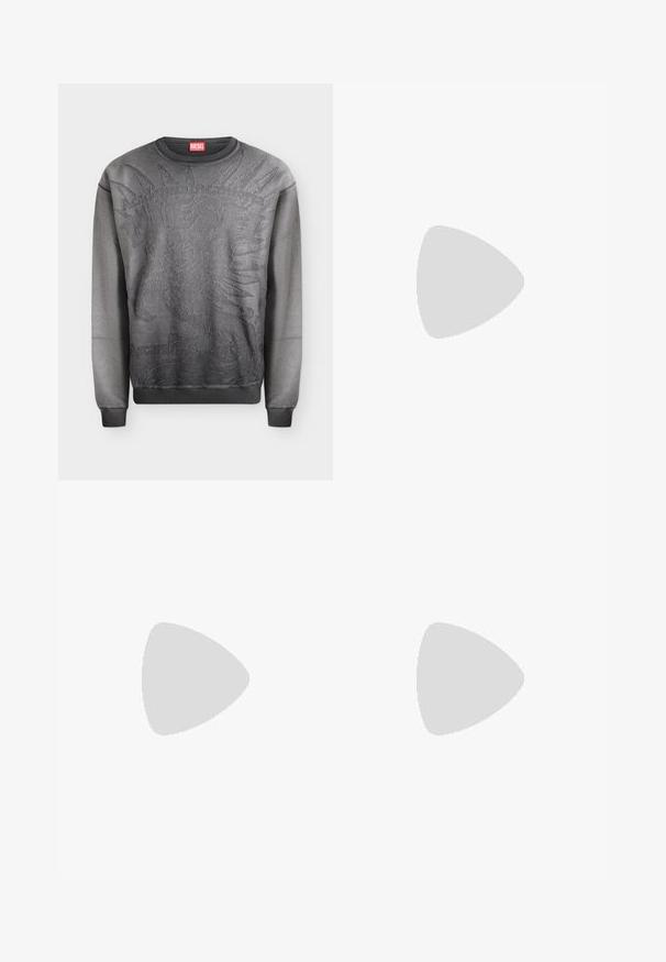 Sweat-shirt Diesel gris foncé avec un graphisme en relief d'une coiffe amérindienne et poignets et ourlet côtelés.; Jean en denim bleu à jambe droite avec lavage délavé, fermeture avant par bouton et fermeture éclair, et design à cinq poches.; Baskets synthétiques noires avec une semelle noire texturée, un bout rond et des lacets plats noirs. Logo blanc remarquablement placé sur le côté extérieur.; Ceinture noire présentant un design texturé avec un logo en relief bien visible. Le matériau semble lisse avec une finition en cuir.