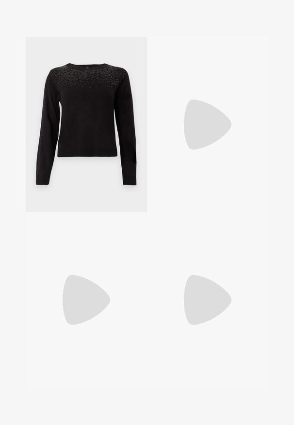 Pull noir à manches longues, décolleté rond, et orné de sequins dans la partie supérieure du torse. Texture douce et design ajusté.; Pantalons évasés noirs en tissu doux, avec une fermeture à boutons à l'avant et un design lisse et sans embellissements.; Bottine en cuir noir avec bout pointu, bride à boucle ornée de clous argentés, et talon épais. Texture lisse avec un design minimaliste.; Sac à main rectangulaire en cuir bordeaux foncé avec double poignée, boucles latérales réglables et une fine bandoulière détachable sur fond blanc.