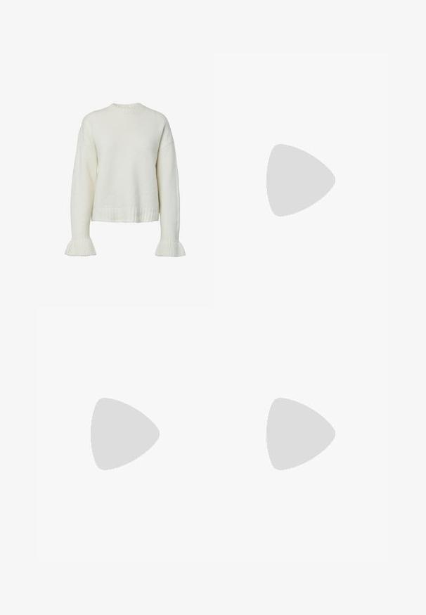 Pull blanc en tricot avec texture côtelée, col rond et manches évasées. Longueur raccourcie avec une coupe décontractée.; Jupe longue à volants blanche avec ceinture élastique, réalisée en tissu léger, adaptée pour un usage décontracté.; Chaussures plates en cuir noir avec un bout pointu, dotées de deux brides noires avec des accents en métal doré. Texture lisse et talon bas.; Sac à main en cuir bordeaux avec une finition texturée, deux poignées courtes et une bandoulière amovible dotée d'un détail de fermeture éclair en argent.