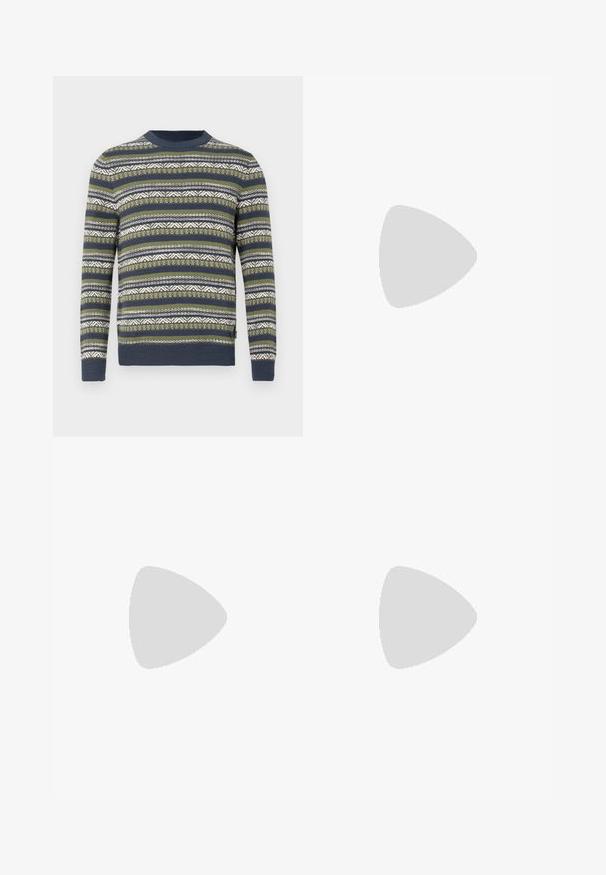 Pull en tricot vert, bleu marine et blanc avec des motifs à rayures horizontales et des designs géométriques. Col rond et poignets côtelés.; Jean bleu droit avec taille mi-haute, fermeture éclair et bouton à l'avant, et effet délavé.; Chaussure habillée pour homme en cuir noir avec des détails brogues flottant au-dessus d'un sol en moquette beige et d'un canapé beige en arrière-plan.; Ceinture en cuir marron foncé avec une boucle rectangulaire en argent, soigneusement enroulée sur un fond blanc uni.