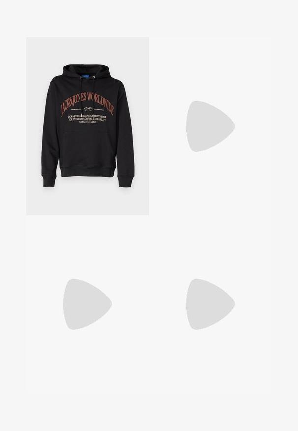 Musta huppari, jossa on kenguru-tasku, jossa on punainen teksti: "JACK&JONES WORLDWIDE" ja lisäteksti alla. Valmistettu pehmeästä kankaasta.; Valkoinen puuvillainen t-paita, jossa on pieni kirjailtu hahmo raidallisessa hatussa, lyhyet hihat ja pyöreä kaula-aukko.; Tummanharmaat cargo-housut, joissa on joustovyötärö, nauha ja sivutaskut. Ominaisuuksina vaaleanharmaat sivuraidat ja rento istuvuus.; Valkoiset nauhalla kiinnitettävät lenkkarit leijuvat puupenkillä, taustalla vihreää kasvillisuutta, tuoden esiin kengän muotoilua ja pintarakennetta.
