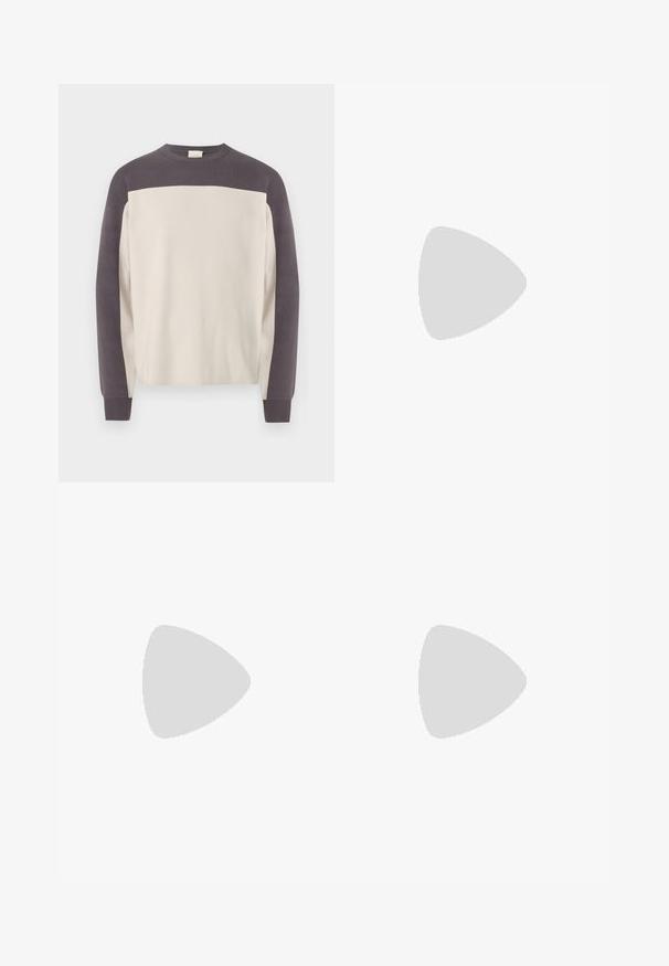 Pull à col rond à manches longues avec des épaules et des manches gris foncé, et un corps beige clair, présenté sur un fond blanc.; Chemise en denim bleu clair à manches longues, fermeture boutonnée devant, une poche poitrine simple avec le logo Calvin Klein, et un col pointu.; Jean droit en denim bleu clair avec taille haute, cinq poches, fermeture à boutons et léger délavage sur les cuisses et les genoux.; Une chaussure mocassin en cuir marron foncé flottant au-dessus d'un tapis crème avec une table ronde orange en arrière-plan.