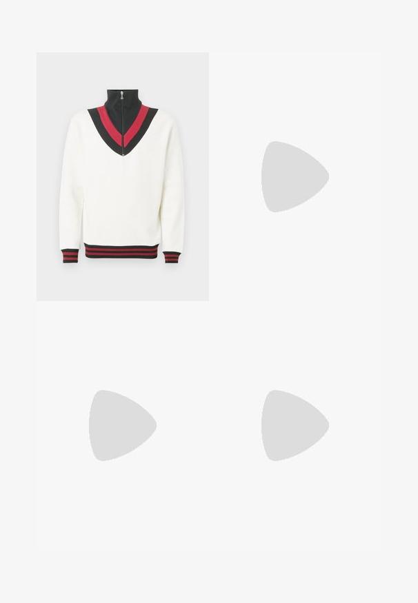 Hvid pullover med høj krave, der har et sort og rødt V-formet design på brystet samt kontrasterende ribstrikkede manchetter og kant.; Hvid bomulds t-shirt med v-hals, korte ærmer, og en lille "REPLAY" trykt på brystet. Glat tekstur, afslappet pasform.; Sorte denimbukser med lige pasform, med forlommer, knaplukning og hardware i guldtoner. Glat tekstur.; Hvide lædersneakers med en glat finish, rund tå, flade snørebånd og en struktureret sål. Grå ruskindsdetalje ved hælen.