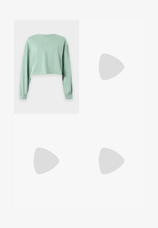 Hanorac crop cu mâneci lungi, de culoare verde deschis, cu manșete elastice și logo mic alb Nike centrat sub decolteu.; Tricou scurt alb cu mâneci scurte de la Nike, cu un mic logo negru Nike Swoosh centrat sub decolteu.; Pantaloni scurți sport Nike verde deschis cu talie elastică albă cu logo-uri Nike repetate și buzunare laterale.; Nike Sportswear FIELD GENERAL - Sneakers low - off-white/black