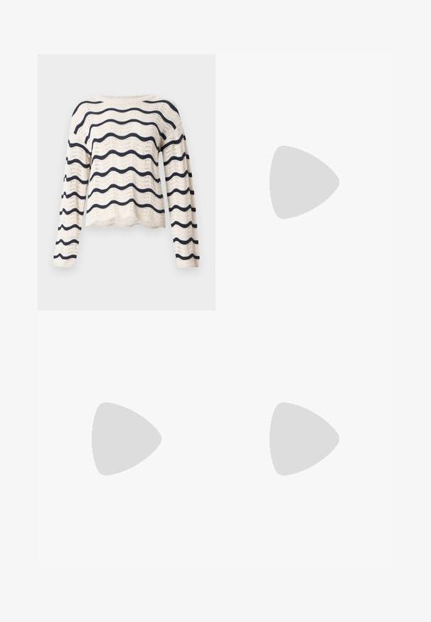 Pull en maille crème avec manches longues et rayures ondulées horizontales bleu marine sur le corps et les manches, encolure ronde et ourlet festonné.; Pantalons large en beige avec une texture lisse, présentant deux boutons décoratifs à la taille et des plis subtils pour plus de détails.; Talons aiguilles noires en cuir avec un bout pointu, une fine bride réglable, et un talon aiguille d'environ 5 cm, texture lisse.; Petit sac à main noir brillant avec deux longues anses et des détails à cordon sur les côtés sur un fond clair uni.