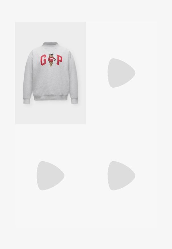Sweat-shirt gris clair avec les lettres rouges G et P, représentant un ours portant un sweat à capuche rouge GAP et une casquette blanche tenant un ballon de football entre les lettres.; T-shirt en coton blanc à manches courtes, avec un motif étoile texturé et le logo "Guess Jeans" en relief discret sur le devant.; Jean denim bleu droit avec bouton et fermeture éclair à l'avant, style cinq poches sur un fond clair uni.; Bottine noire en cuir lisse avec un bout pointu et un talon effilé. La tige présente un design légèrement froncé.