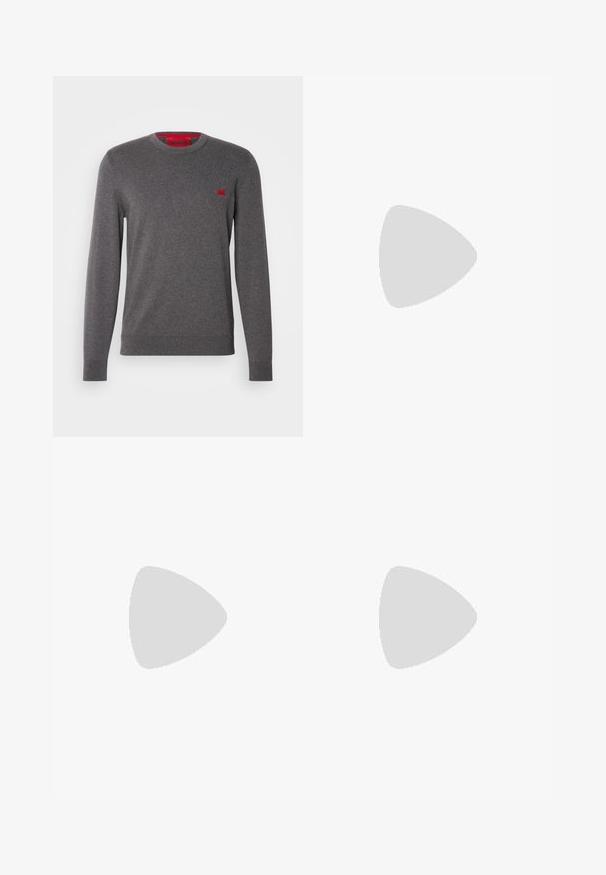 Pull col ras du cou gris en tissu doux, doté d'un petit patch logo rouge sur la poitrine, avec des poignets et un ourlet côtelés pour un look ajusté.; Chemise blanche à manches longues, boutonnée, avec des boutons noirs et un col, présentant un petit logo "BOSS" sur la poitrine gauche.; Jean en denim noir taille haute avec fermeture à bouton et à glissière, poches avant et arrière, et coupe droite.; Bottine Chelsea en cuir noir avec panneaux élastiques sur les côtés, une surface texturée et une semelle robuste avec des crampons marqués. Design léger.