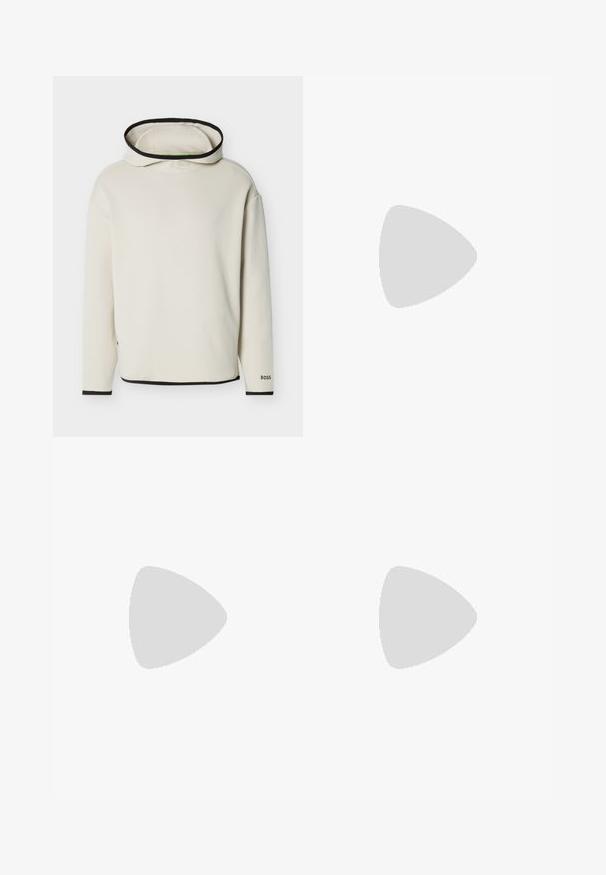 Sweat à capuche couleur blanc cassé avec bordure noire sur la capuche, les poignets et l'ourlet, manches longues et logo "BOSS" sur le poignet de la manche gauche.; Pantalon large bleu marine foncé avec passants pour ceinture, fermeture à bouton et zip à l'avant, et poches latérales, présenté sur fond blanc.; Chaussure décontractée noire en daim à lacets avec semelle en caoutchouc blanche épaisse, vue de côté sur fond gris clair uni.; Sac bandoulière en cuir noir avec une texture lisse, doté d'une poche zippée à l'avant, d'une sangle réglable et d'un design carré élégant.