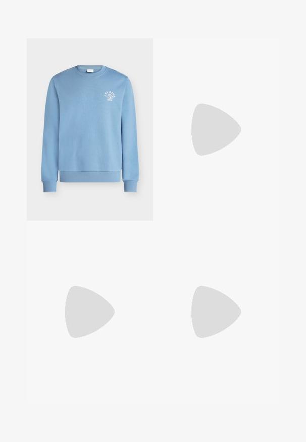 Sweat-shirt bleu clair à col rond avec poignets et ourlet côtelés, avec un petit texte blanc "LES DEUX" et un dessin sur la poitrine gauche.; T-shirt blanc uni à manches courtes et col rond avec un logo embossé subtil sur la partie supérieure gauche de la poitrine, présenté sur fond blanc.; Pantalons beiges à coupe droite, avec des rayures latérales en sequins or rose et de subtils détails cousus sur les jambes.; Baskets en toile blanches avec bout rond, semelle plate en caoutchouc crème, six oeillets pour les lacets et détails de couture subtils sur la tige.