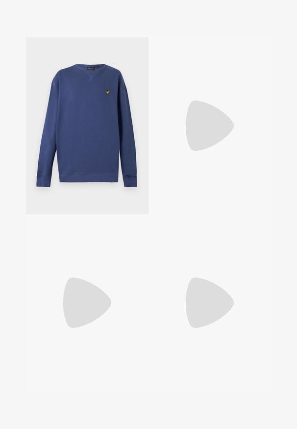 Sweat-shirt bleu à manches longues avec col rond, poignets et ourlet côtelés, avec un petit logo d’oiseau jaune sur la poitrine gauche.; Chemise habillée homme bleu clair à manches longues avec patte de boutonnage et col classique sur fond blanc.; Jean droit bleu clair avec bouton frontal, fermeture éclair, passants de ceinture et poches avant sur fond blanc.; Mocassins en cuir noir avec un bout arrondi, un design à enfiler et une semelle en caoutchouc épaisse avec une texture antidérapante. Talon surélevé et détails de surpiqûre subtils.