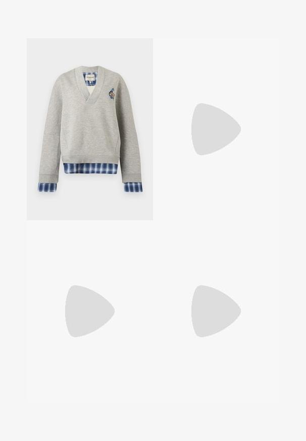 Sweat-shirt gris clair col V avec tissu à carreaux bleu superposé aux poignets et à l'ourlet, avec un petit patch sur le côté gauche de la poitrine.; Chemise ajustée à rayures horizontales noires et blanches avec manches jusqu'au coude et col rond.; Jupe bleu marine en tissu robuste, dotée d'une ceinture ajustée, d'une forme évasée, et de deux poches plaquées à l'arrière avec des surpiqûres contrastantes.; Chaussure plate en cuir noir pour femme, avec bout pointu et petit talon, vue de côté sur un fond gris clair uni.