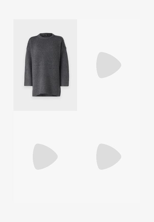 Pull en tricot gris avec un col rond, des poignets et un ourlet côtelés. Offre une coupe décontractée et une texture douce. Manches de longueur intermédiaire.; Pantalons noirs ajustés à coupe droite, avec une texture lisse et sans motifs visibles. Taille standard et finition soignée.; Jambes vêtues d’un pantalon slim noir avec des fentes à l’avant de l’ourlet, assorties à des chaussures plates Mary Jane noires avec une petite bride à boucle.; Sac à main en fausse fourrure noire avec une texture douce, une forme arrondie et une bandoulière en cuir noir robuste. Accent en métal argenté visible.