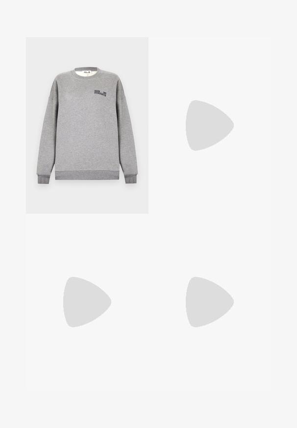 Sweat-shirt gris à col rond, coupe décontractée et poignets côtelés. Présente un petit logo en texte noir sur le devant. Matière en mélange de coton doux.; Chemise bleu clair à manches longues avec fines rayures verticales blanches, col pointu, un seul bouton blanc visible et patte de boutonnage avant cachée.; Jupe en cuir noir en forme A avec une texture lisse, arborant des motifs de coutures géométriques et une fermeture éclair dissimulée à l'arrière.; Chaussure plate noire avec un bout pointu, fabriquée en tissu texturé, avec un accent à nœud et un petit talon rond. Sangle élastique au niveau de la cheville.