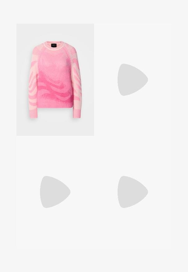 Pull en tricot rose et rose clair avec des motifs ondulés abstraits, à manches longues, et avec des poignets, un col et un ourlet côtelés.; Pantalons large en noir en tissu lisse, avec une taille plate, des détails plissés et des passants de ceinture à la taille.; Bottine en cuir noir avec bout pointu et petit talon, présentée devant un mur en blocs de verre et un sol poli.; Cadenas en forme de cœur en argent avec les inscriptions gravées "OUI" et "NON", finition polie, design symétrique et un robuste fermoir en métal.