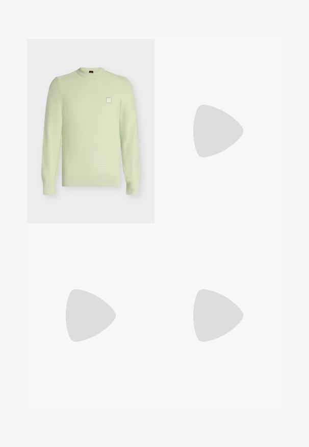 Pull en maille vert clair à col rond et manches longues, avec un motif texturé subtil et un petit patch logo carré sur la poitrine.; Pull beige à manches courtes avec col rond, ourlet et poignets côtelés, petit détail carré sur la poitrine gauche, et étiquette de marque au niveau du cou.; Pantalon large beige en coton, avec une fermeture à boutons, trois plis et des ourlets droits pour une coupe décontractée.; Baskets blanches basses avec un design à lacets, des détails de couture minimalistes, et une semelle couleur crème sur un fond gris clair.
