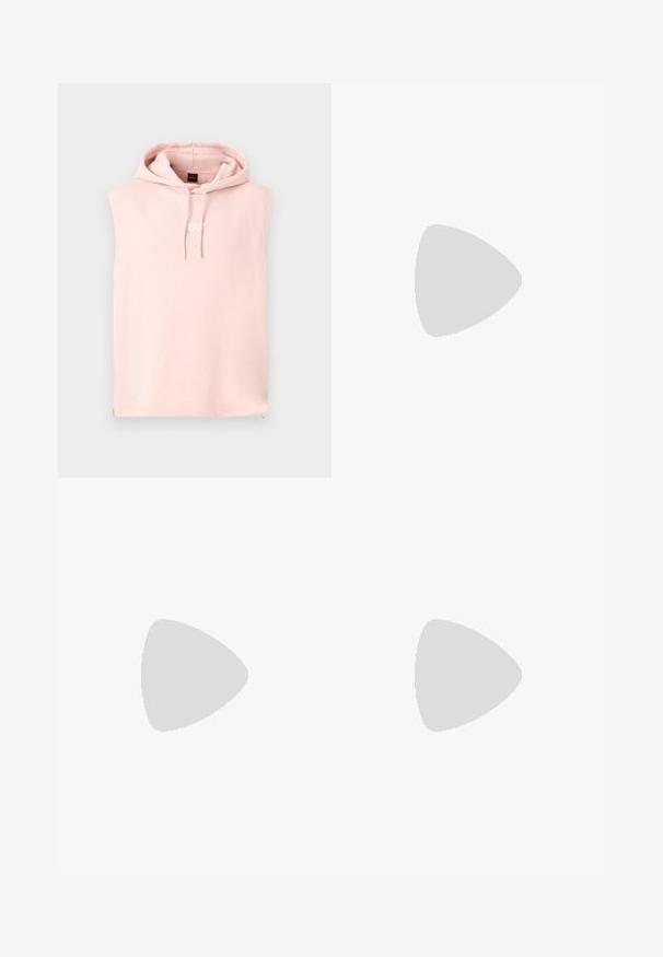 Sweat à capuche sans manches rose clair avec cordons à l'avant et petit texte brodé au centre de la poitrine sur fond gris uni.; Chemise blanche à manches courtes avec col mandarin, boutons sur le devant et logo discret sur la poitrine gauche.; Shorts décontractés beige clair avec passants de ceinture, fermeture avant à bouton et fermeture éclair, et poches latérales, posés à plat sur un fond blanc.; Baskets couleur crème avec une tige en cuir lisse, bout arrondi, laçage à l'avant et semelle en caoutchouc texturée. Design minimaliste, sans logo.