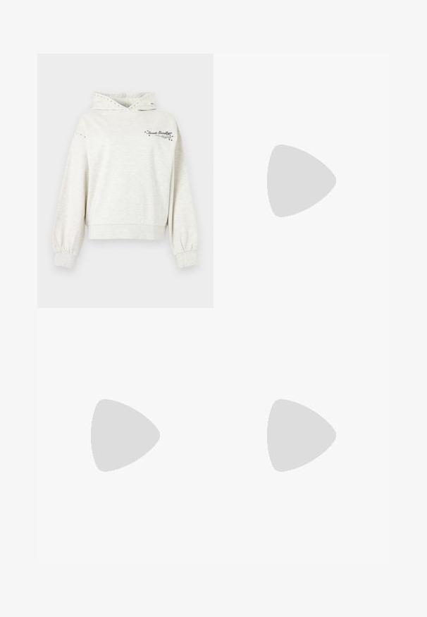 Sweat à capuche gris clair avec œillets métalliques sur la capuche et les manches, portant le texte « Sweet Goodbye » et des accents d'étoiles sur la poitrine.; T-shirt blanc court avec manches courtes bouffantes, encolure ronde et ourlet froncé, fabriqué à partir d'un tissu en coton doux.; Mini-jupe en denim bleu avec ourlet cousu et fine ceinture assortie avec boucle argentée, posée à plat sur un fond clair.; Ballerines en cuir verni noir avec un bout rond, un design à lacets et une semelle plate. Texture lisse avec peu de détails.