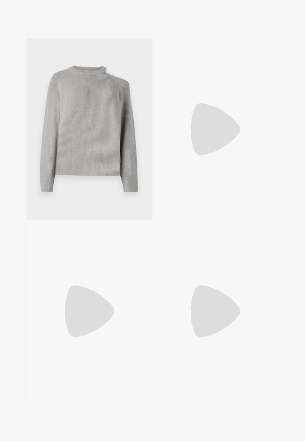 Copenhagen Muse COLIN PULLOVER - Πουλόβερ - light grey; Ανοιχτό μπλε τζιν φούστα με εμπρόσθιο σκίσιμο, κλείσιμο με δύο κουμπιά, ψηλή μέση και κανονικό σχέδιο πέντε τσεπών. Λείος υφαντός, μεσαίου μήκους.; Μαύρο δερμάτινο μποτάκι με μυτερή μύτη και μικρό τακούνι, παρουσιάζεται μπροστά σε τοίχο από γυάλινα τετράγωνα και γυαλισμένο δάπεδο.; Μαύρη δερμάτινη τσάντα ώμου με μακρύ λουράκι, πλαϊνές θήκες και ανάγλυφο λογότυπο Calvin Klein στο μπροστινό μέρος.