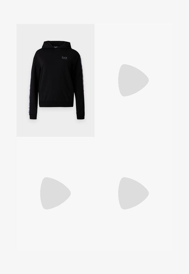 Sweat à capuche noir avec logo EA7 sur la poitrine, doté de manches longues et de détails contrastants violets le long du bras. Confectionné en tissu doux.; T-shirt blanc à manches courtes en coton, avec un logo « ARMANI EXCHANGE » en rose doré brillant centré sur le devant. Coupe classique.; Pantalons de jogging noirs avec taille élastique et cordon de serrage, poignets côtelés, et détail de logo subtil sur la jambe.; Sneakers basses blanches avec une semelle épaisse, un laçage à l’avant et un marquage subtil Armani Exchange sur le côté et la semelle, présentées sur un fond uni.