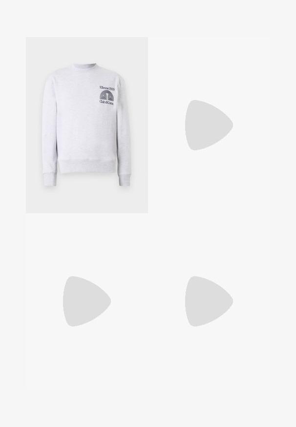 Hellgrauer Sweatshirt aus Baumwollmischung, mit Rundhalsausschnitt, gerippten Bündchen und Saum, sowie gesticktem Logo 'Ellesse 1959 Club di Corsa' auf der Brust.; Schwarze Baumwollhosen mit geradem Bein, ausgestattet mit einem Knopfverschluss und Gürtelschlaufen. Glatte Textur und minimalistischer Stil ohne sichtbare Muster.; Weißer Sneaker mit glattem Lederobermaterial und niedrigem Profil. Verfügt über eine runde Zehenpartie, sechs Ösen und eine strukturierte Gummisohle.; Schwarze Canvas-Shopper-Tasche mit zwei Schulterriemen und einem dezenten, eingeprägten kreisförmigen Design auf der Vorderseite.