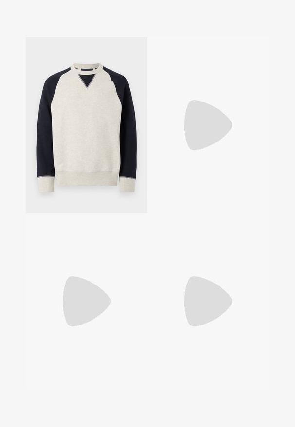 Sweat-shirt à col rond avec corps gris clair, manches raglan noires et poignets et ourlet gris.; T-shirt beige à manches courtes et col rond avec détail de col côtelé rayé, vu de face sur fond blanc uni.; Pantalon droit couleur beige clair avec passants pour ceinture, fermeture éclair frontale et texture subtile sur fond blanc.; Mocassin homme en cuir noir avec couture moc toe, bride penny, col texturé et petit talon empilé sur fond blanc.