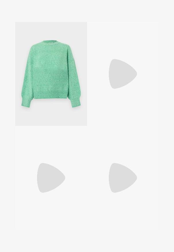 Pull en maille vert menthe doux avec manches longues bouffantes, poignets côtelés, encolure ronde et ourlet côtelé.; Jupe plissée gris foncé avec une taille élastique et un cordon bordeaux noué au centre devant.; Jambes portant des leggings côtelés foncés associés à des ballerines noires avec de petits détails en nœud sur fond blanc.; Petit sac à main noir brillant avec deux longues anses et des détails à cordon sur les côtés sur un fond clair uni.